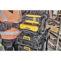 DEWALT DCBPSC0550 POWERSHIFT 8 A-es akkumulátor töltő ipari gépcsaládhoz. TOUGHSYSTEM® 2.0 kompatibilis. 