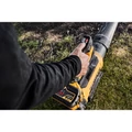 DEWALT DCMBL777X1-QW 54V XR nagy teljesítményű lombfújó 9.0 Ah-s akkuval, töltővel