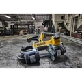 DEWALT DCS378N-XJ 18V akkumulátoros szalagfűrész akku és nélkül, 83 mm-es vágás szélességgel.