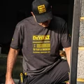 DEWALT 100YEARS logóval ellátott póló, szürke színben.